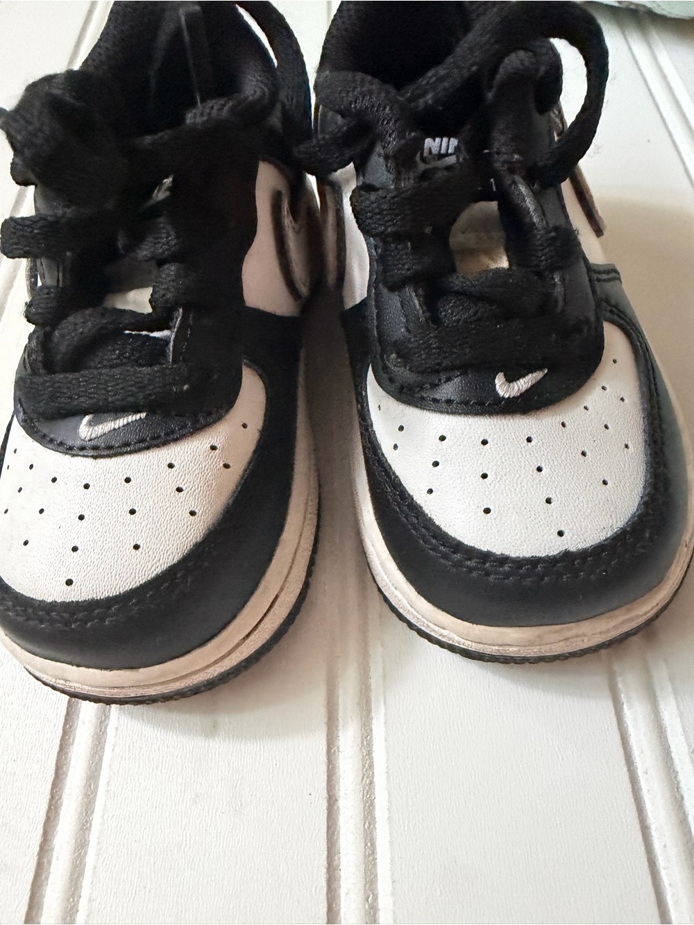 Nike Kids Black and White Low-Top Sneakers with Mini Swoosh - Picture 2 of 6